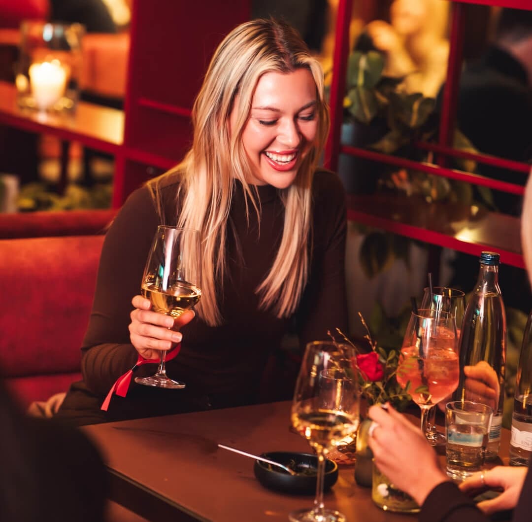 Gäste mit Drinks bei Quentin's Fun & Kitchen