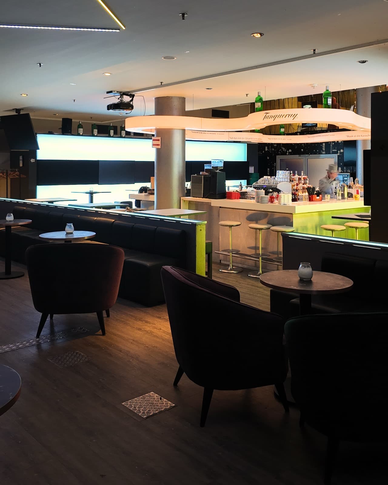 Bar & Lounge, 1. Stock